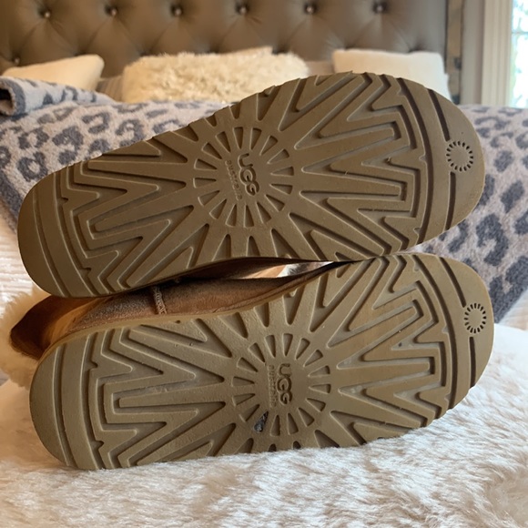 UGG Bailey Button boot. - Picture 4 of 6